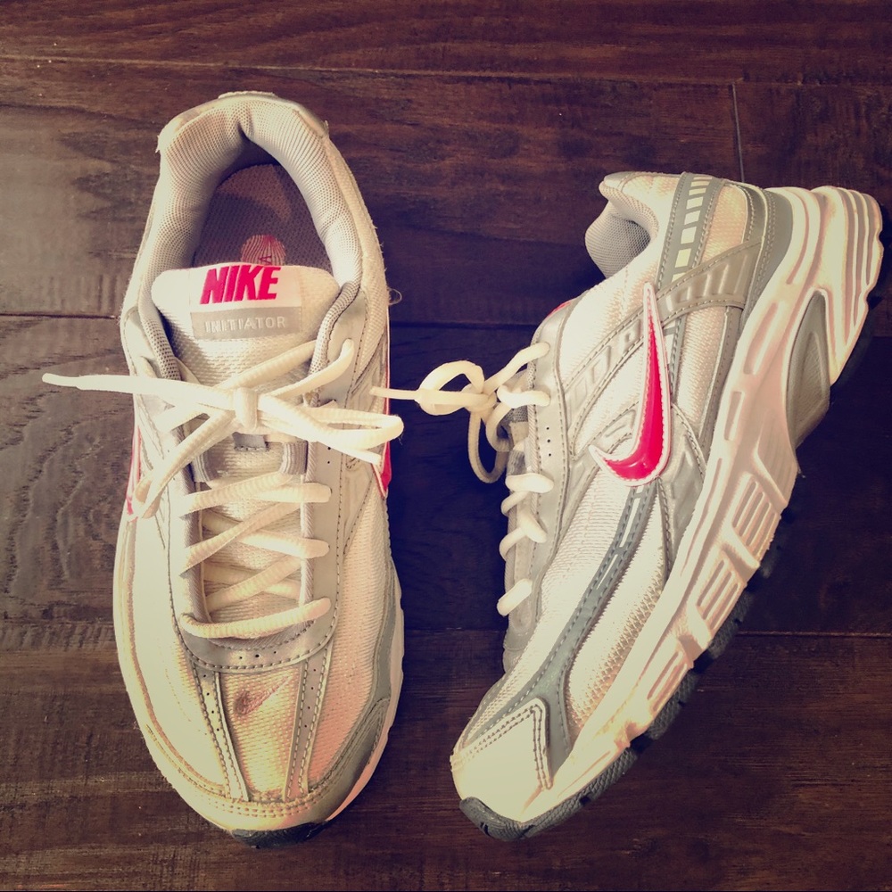 Pristine NIKE Size 7 Initiator Running Sneakers